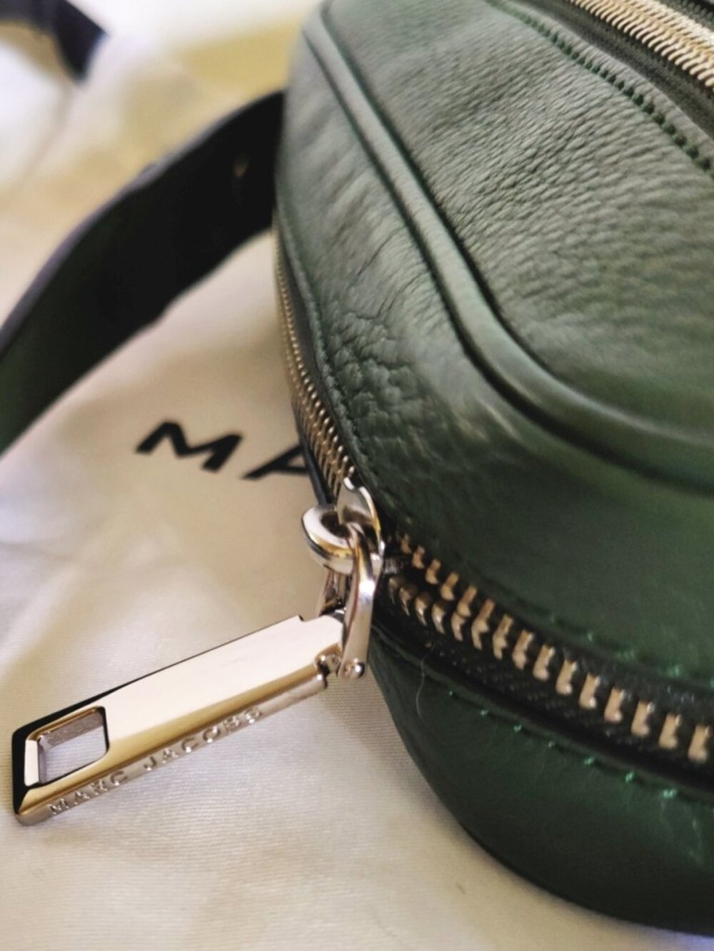 Marc Jacobs Zoom Leather Camera Crossbody Bag with Tassel in Evergreen, NWOT - Picture 9 of 13